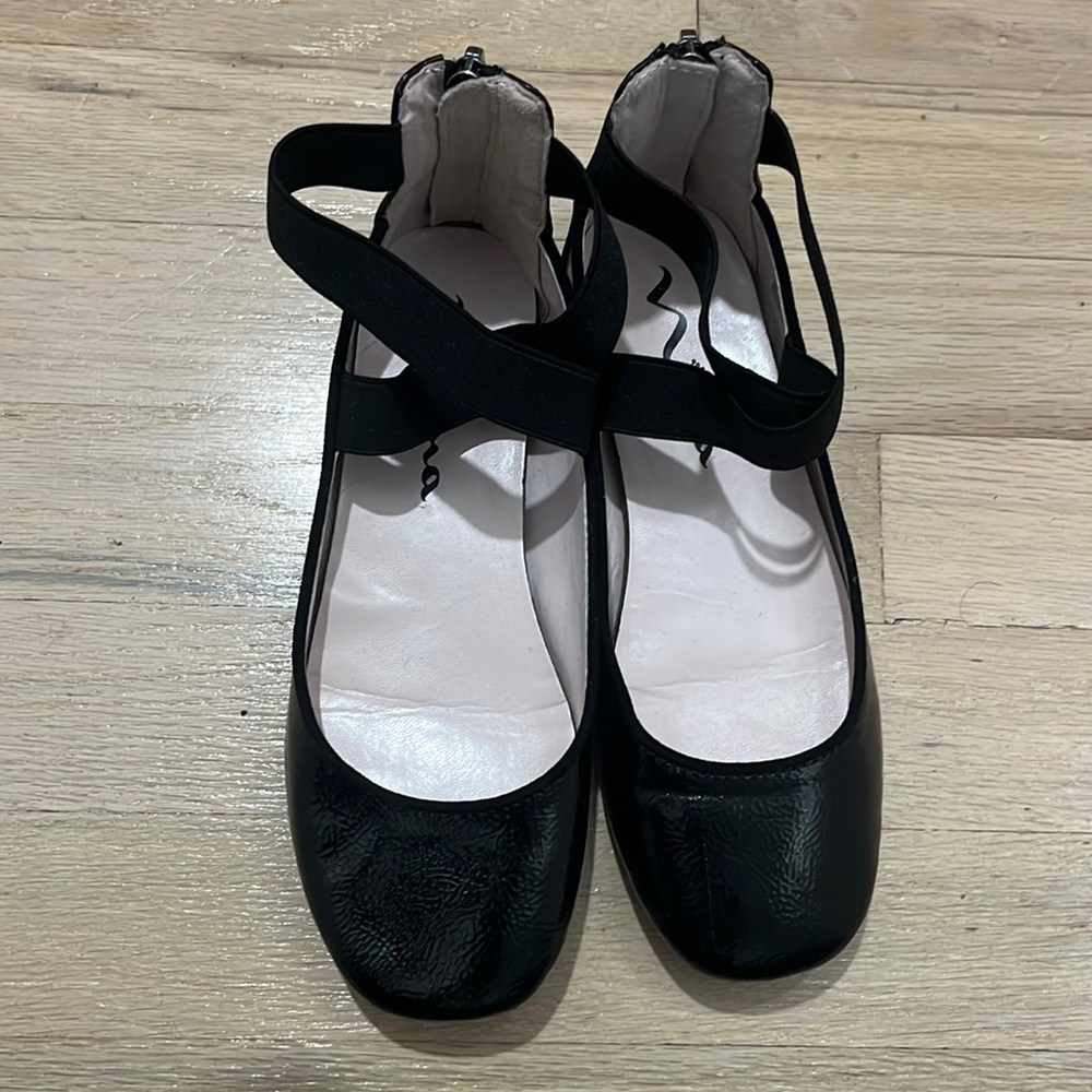 Nina kids ballet style shoes with elastic around the ankles and zipper back